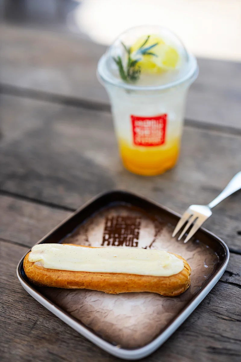 Dessert eclair with refreshing drink at Hong Sieng Kong cafe in Bangkok
