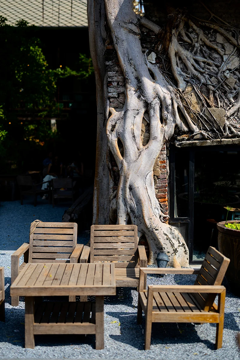 Outdoor sitting area at Hong Sieng Kong cafe in Bangkok
