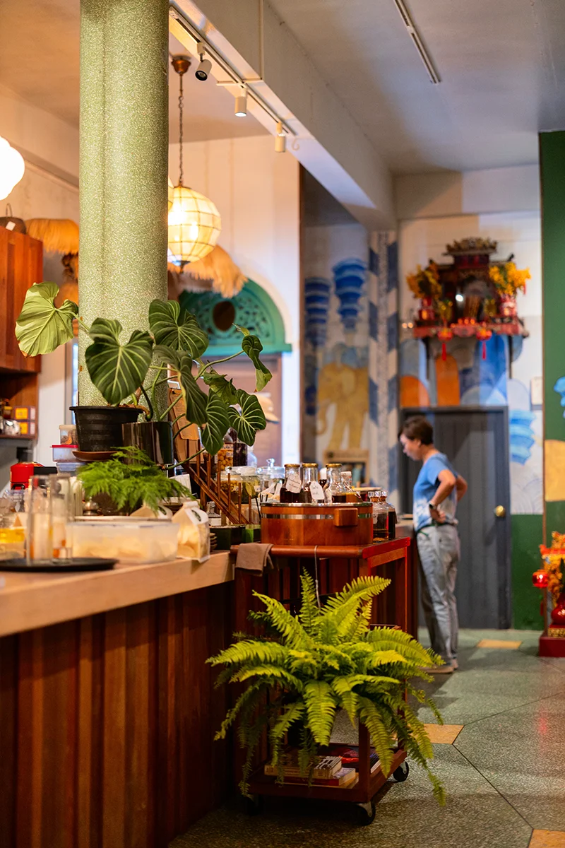 Cozy Kaenkrung restaurant with vibrant decor