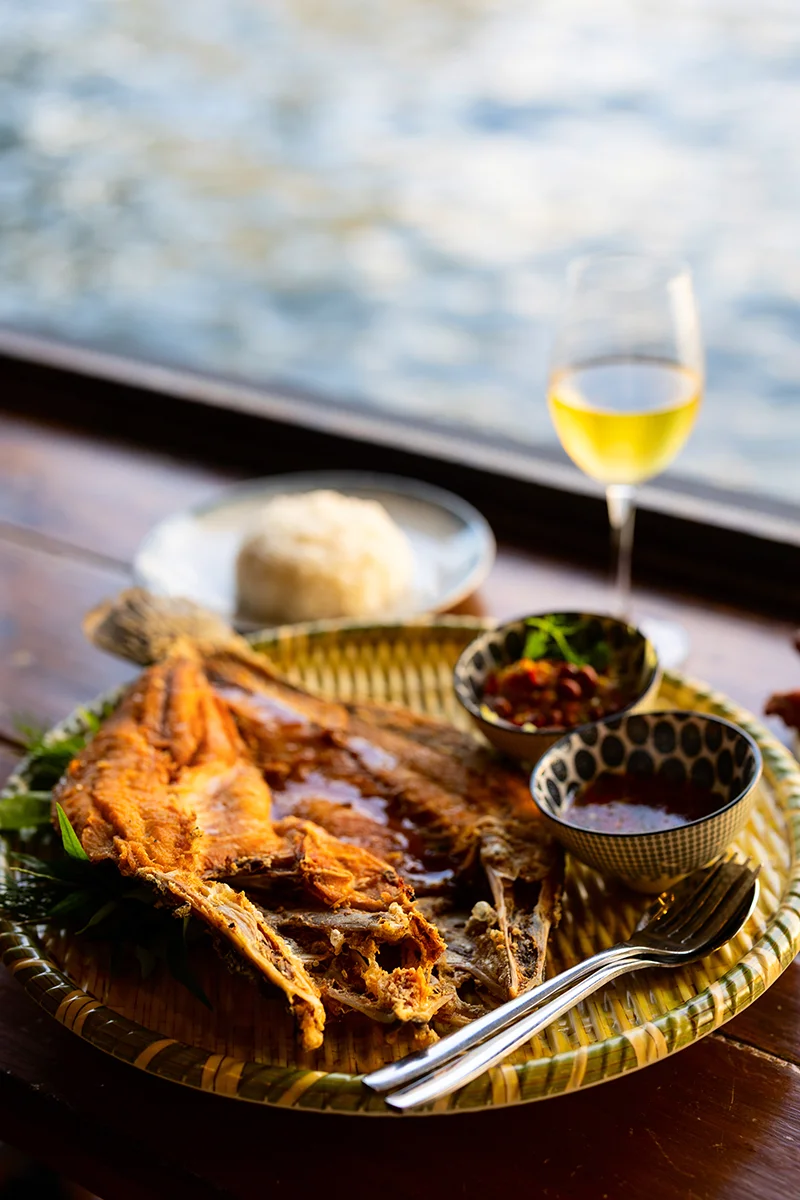 Fried fish with rice and condiments at Naam 1608 – one of the best Thai restaurants in Bangkok