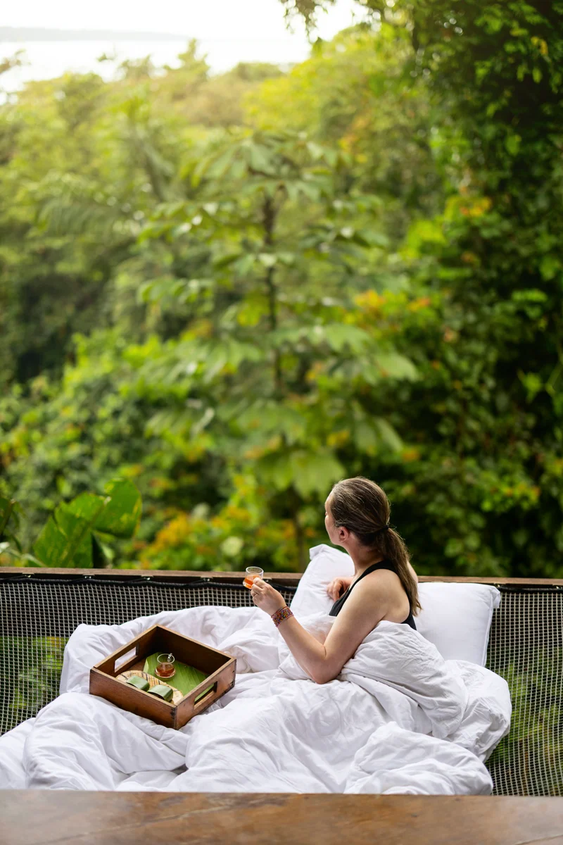 Relaxing in bed with nature view – La Loma Jungle Lodge