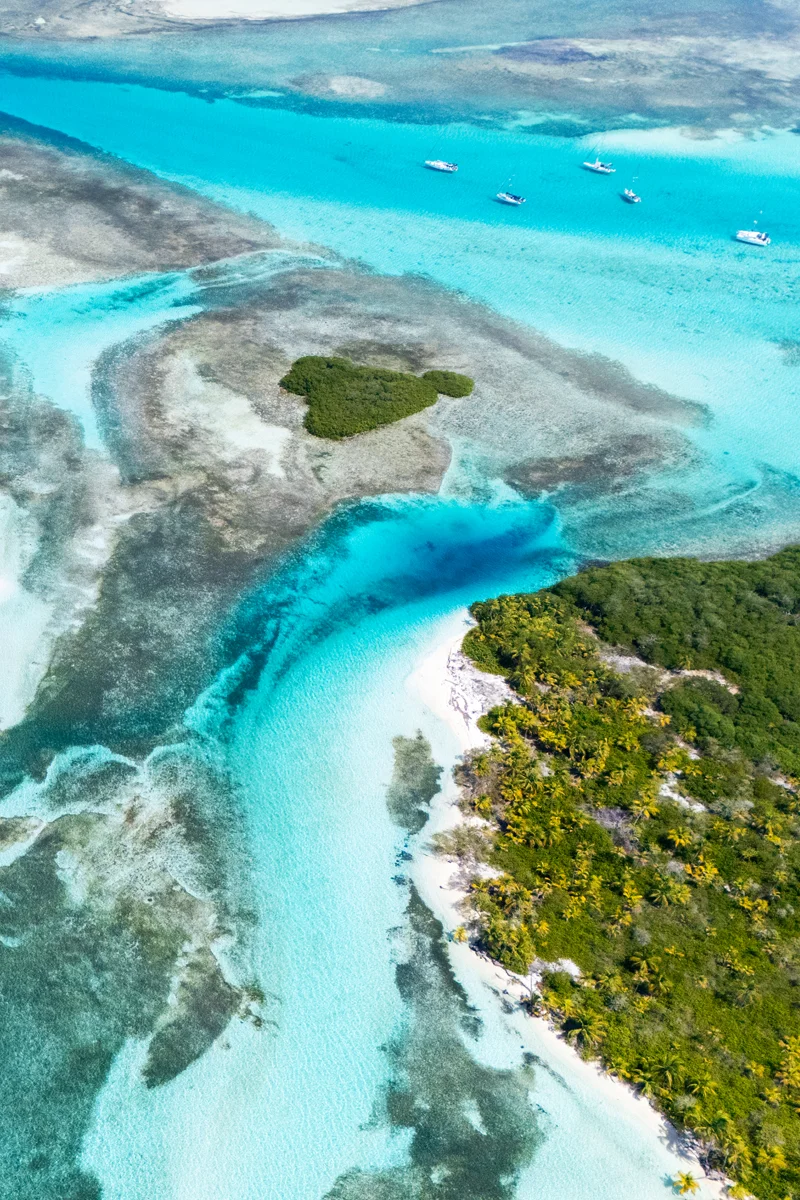 Turquoise waters and tropical islands of Guna Yala in Panama