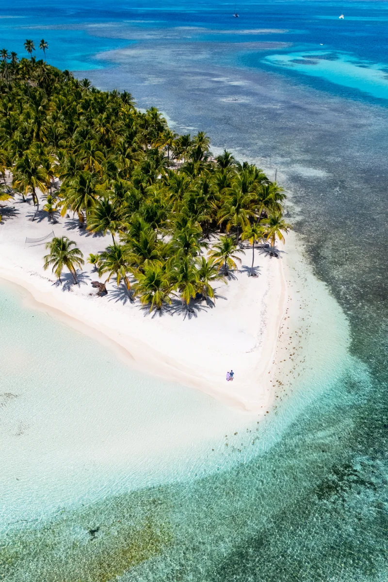 Tropical island with clear turquoise waters – Panama Guna Yala