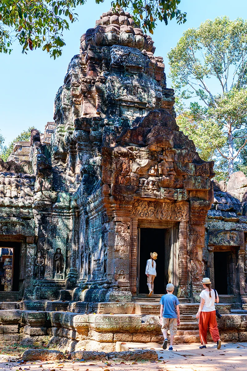 Family with children exploring the beautiful Ta Som temple in Angkor